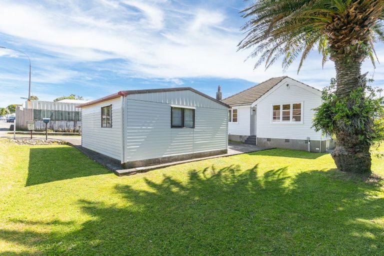 Photo of property in 12 Bracken Road, Newlands, Wellington, 6037