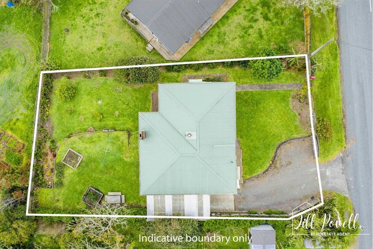 Photo of property in 13 View Street, Maungaturoto, 0520