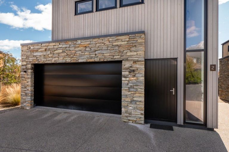 Photo of property in 2 Eichardt Place, Jacks Point, 9371