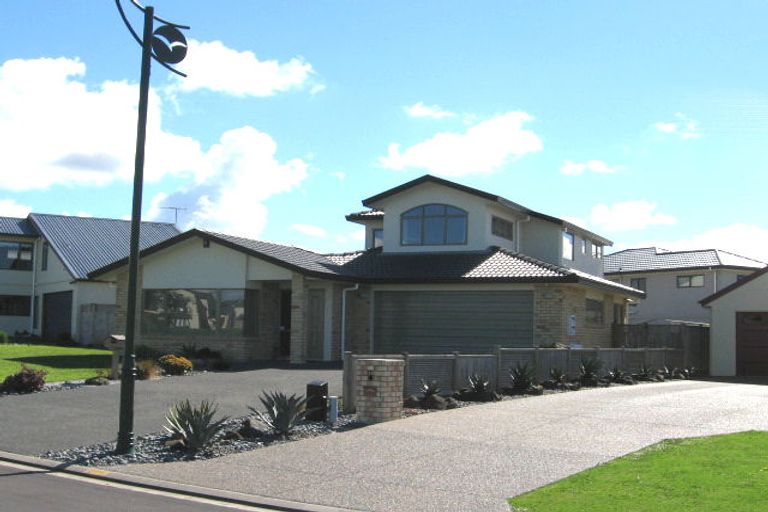 Photo of property in 10 Longbush Road, Te Atatu Peninsula, Auckland, 0610