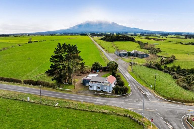Photo of property in 2124 Eltham Road, Awatuna, Hawera, 4679
