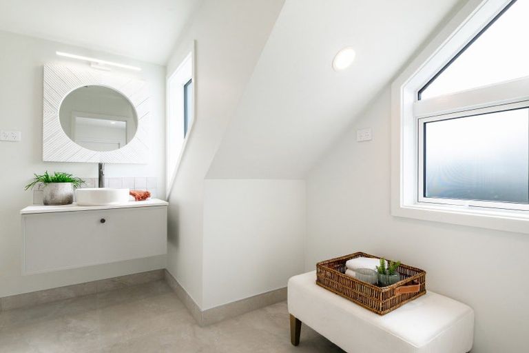 Photo of property in 1 William Bond Street, Stanley Point, Auckland, 0624