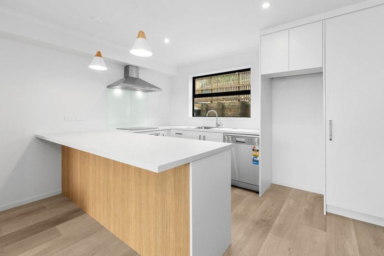 Photo of property in 2/12 Ruakiwi Road, Hamilton Lake, Hamilton, 3204