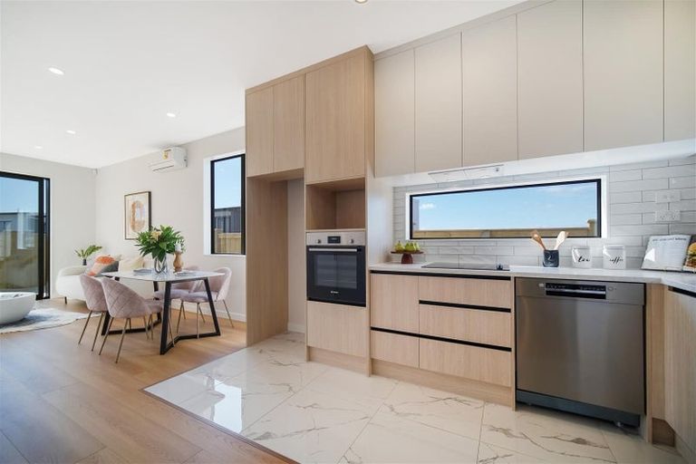 Photo of property in 17 Kuaha Road, Massey, Auckland, 0614