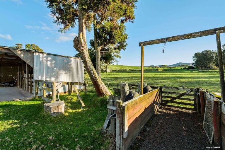 Photo of property in 290 Waitakere Road, Taupaki, 0782
