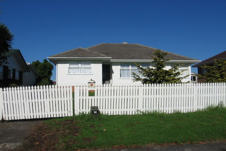 Photo of property in 10 Mickle Street, Te Atatu South, Auckland, 0610