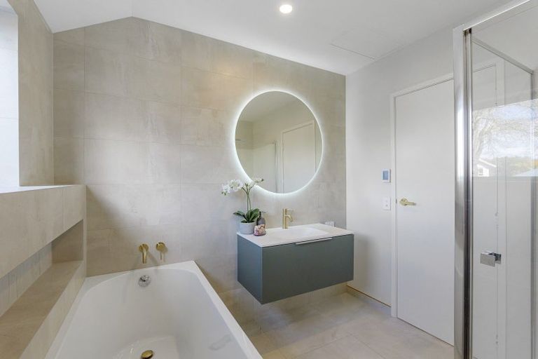 Photo of property in 17 Kingham Place, Avonhead, Christchurch, 8042