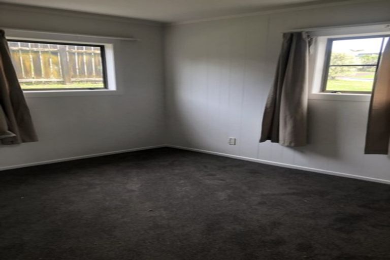 Photo of property in 24 Neil Avenue, Te Atatu Peninsula, Auckland, 0610