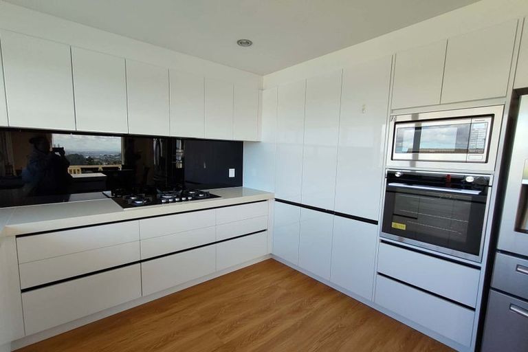 Photo of property in 14 Chelsea View Drive, Chatswood, Auckland, 0626