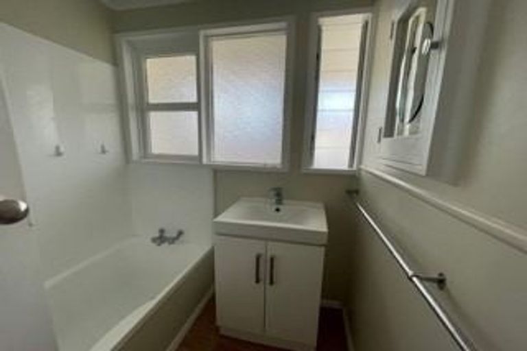 Photo of property in 47 Luckens Road, West Harbour, Auckland, 0618