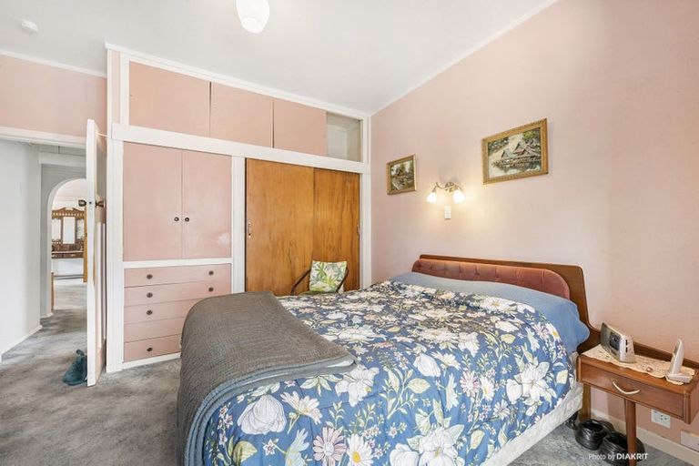 Photo of property in 104 Apu Crescent, Lyall Bay, Wellington, 6022