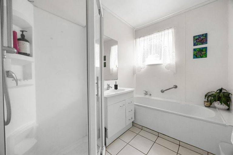Photo of property in 15 Helleur Road, Massey, Auckland, 0614