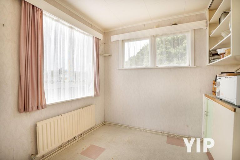 Photo of property in 1 Turville Crescent, Newlands, Wellington, 6037