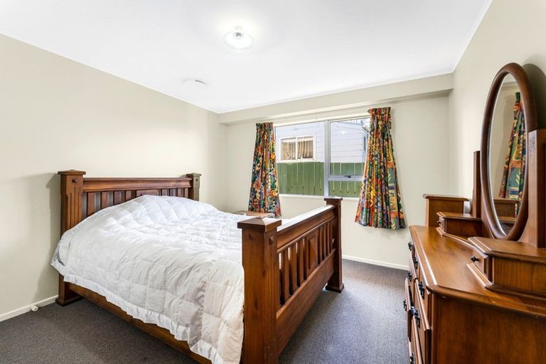 Photo of property in 9a Edgecombe Street, Newlands, Wellington, 6037