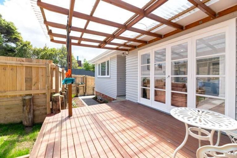 Photo of property in 130 Atkinson Road, Titirangi, Auckland, 0604