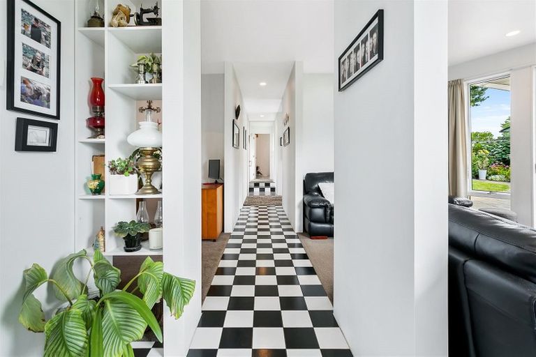 Photo of property in 11 Fathom Place, Te Atatu Peninsula, Auckland, 0610