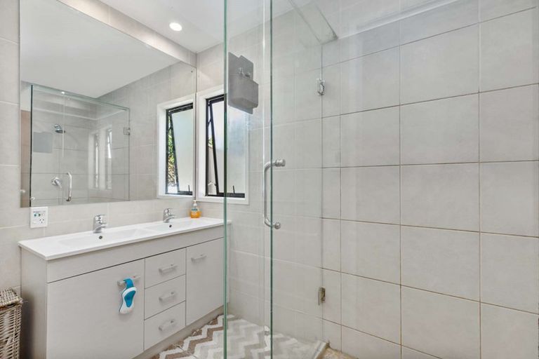 Photo of property in 48 Beach Road, Te Atatu Peninsula, Auckland, 0610