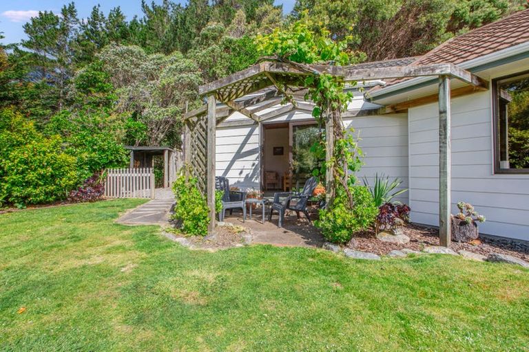 Photo of property in 104 Airlie Road, Plimmerton, Porirua, 5026