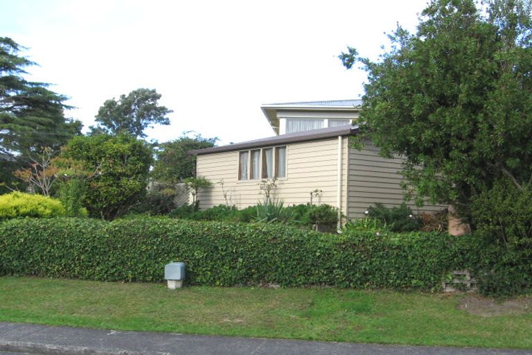 Photo of property in 11 Dawnhaven Drive, Te Atatu Peninsula, Auckland, 0610