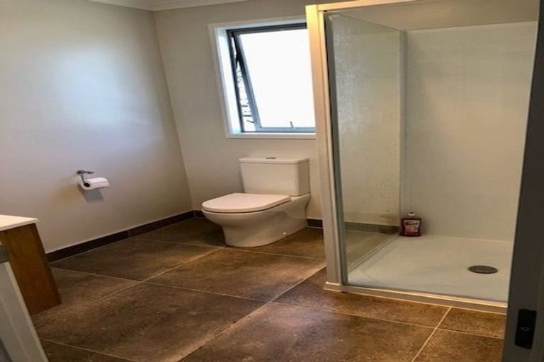 Photo of property in 1a Pavola Grove, Glenfield, Auckland, 0629