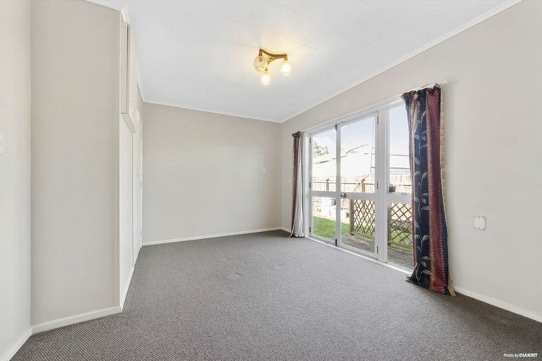 Photo of property in 3 Marlene Avenue, Te Atatu South, Auckland, 0610