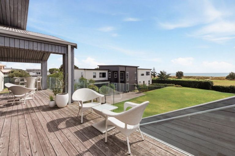 Photo of property in 1025 Papamoa Beach Road, Papamoa Beach, 3118