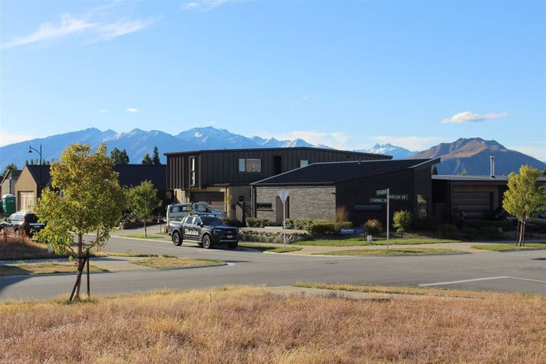 Photo of property in 28 Doug Ledgerwood Drive, Wanaka, 9305