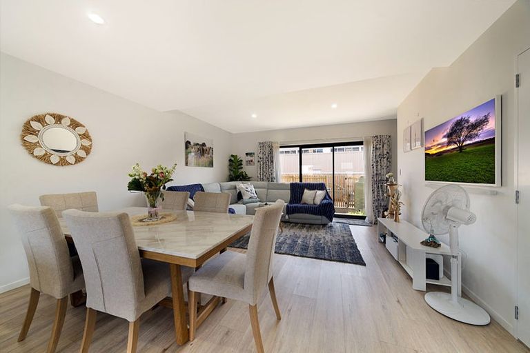 Photo of property in 43 Eileen Newey Place, Henderson, Auckland, 0612