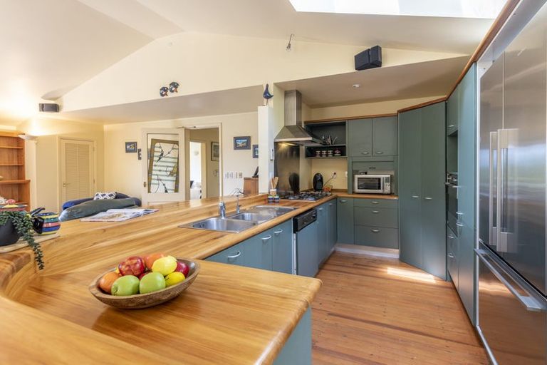 Photo of property in 5 Lyndhurst Road, Tawa, Wellington, 5028