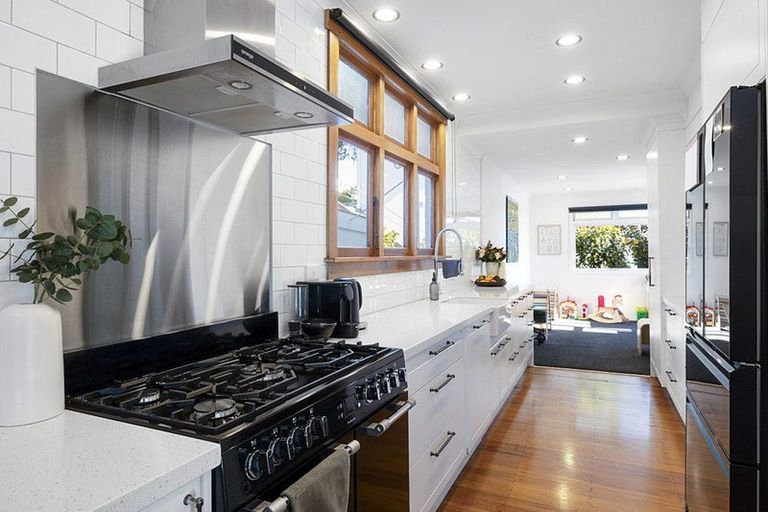 Photo of property in 76 Belt Road, New Plymouth, 4310