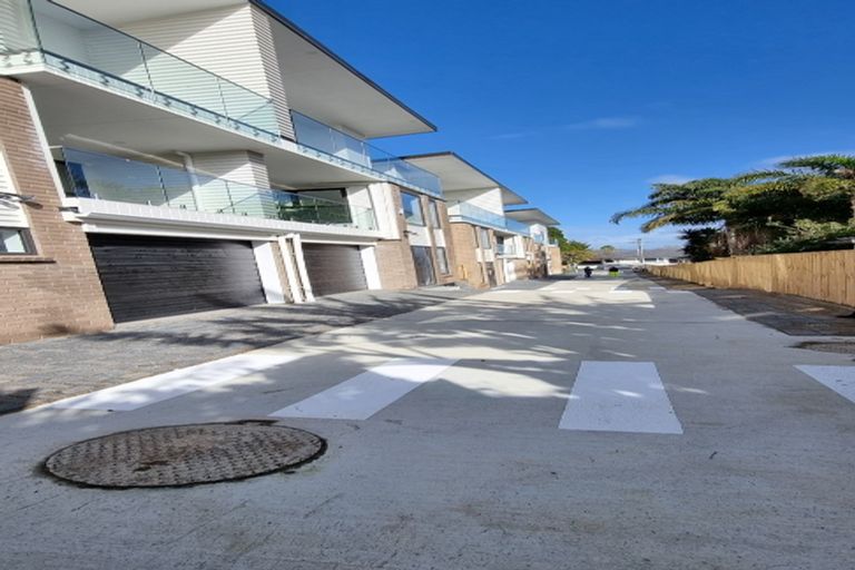 Photo of property in 2b Glenvil Lane, Te Atatu Peninsula, Auckland, 0610
