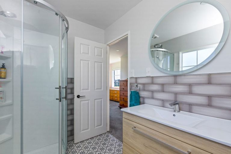 Photo of property in 33 Maygrove Drive, Orewa, 0931