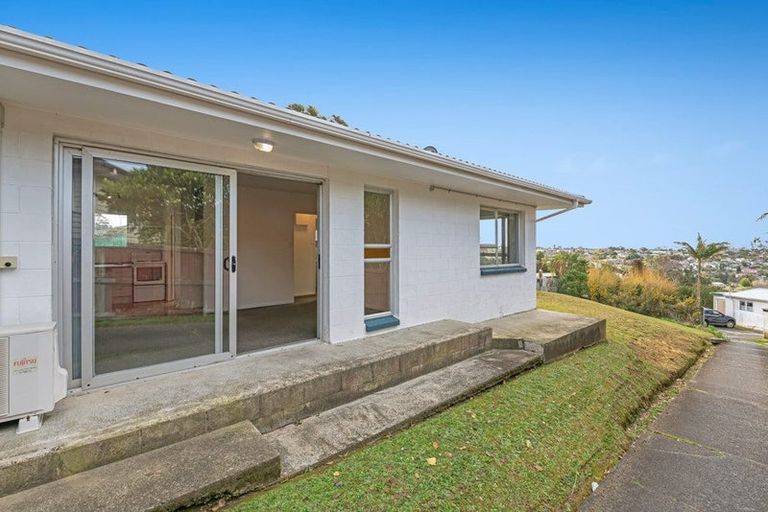 Photo of property in 2/587 Glenfield Road, Totara Vale, Auckland, 0629