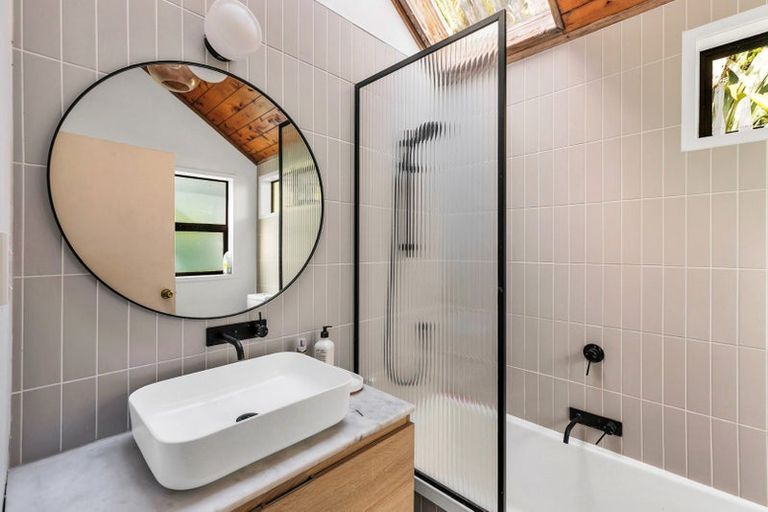 Photo of property in 16 Mahoe Road, Titirangi, Auckland, 0604