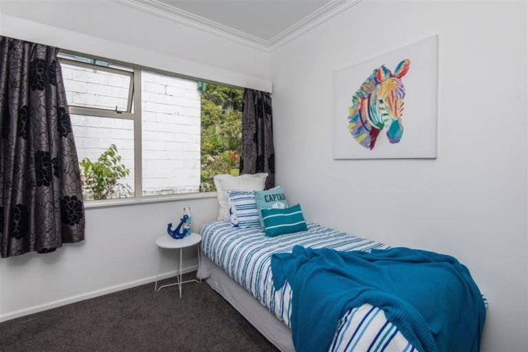 Photo of property in 20 Horokiwi Road West, Newlands, Wellington, 6037