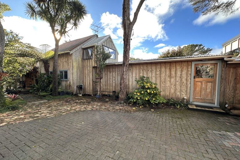 Photo of property in 62 Chatham Avenue, Paremoremo, Auckland, 0632