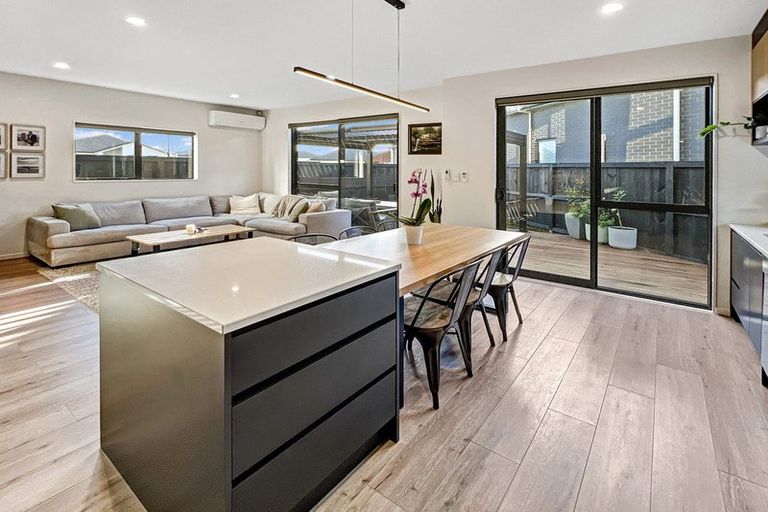 Photo of property in 19 Konoba Avenue, Kumeu, 0810