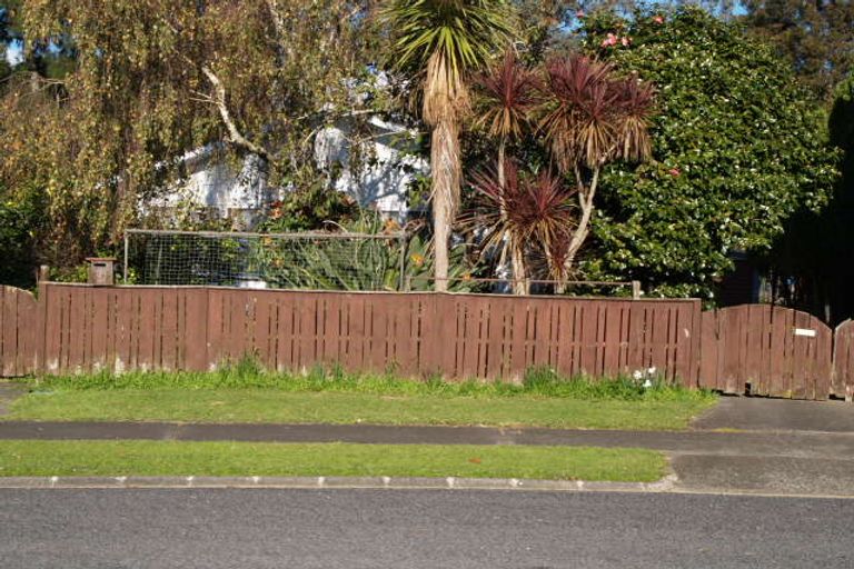 Photo of property in 2 Chisholm Place, Mangere East, Auckland, 2024