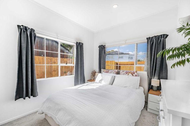 Photo of property in 2/56 Northcote Road, Northcote, Auckland, 0627