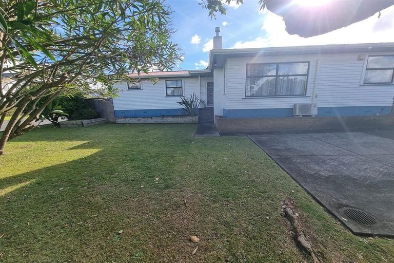 Photo of property in 4 Graham Avenue, Te Atatu Peninsula, Auckland, 0610