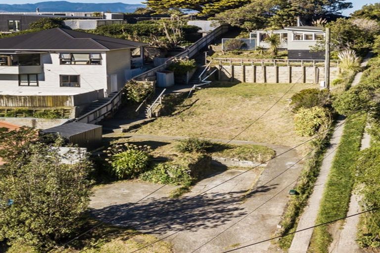 Photo of property in 25 Hungerford Road, Lyall Bay, Wellington, 6022