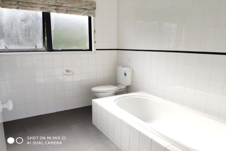 Photo of property in 10 Forsythe Place, Massey, Auckland, 0614
