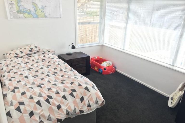 Photo of property in 31 Lyndhurst Road, Te Atatu South, Auckland, 0610