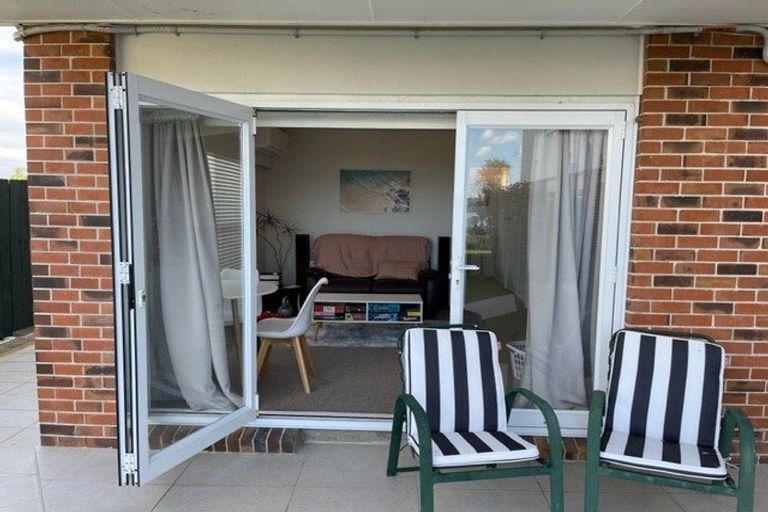Photo of property in 2/241 Hurstmere Road, Takapuna, Auckland, 0622