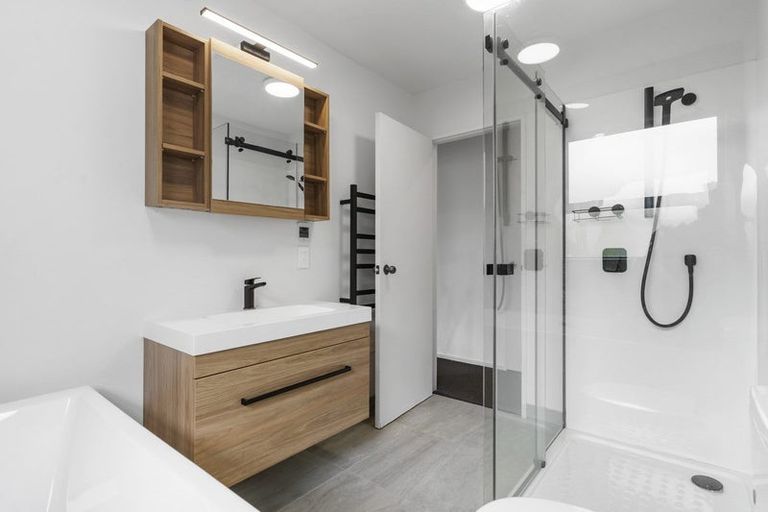 Photo of property in 4a Holiday Road, Stanmore Bay, Whangaparaoa, 0932