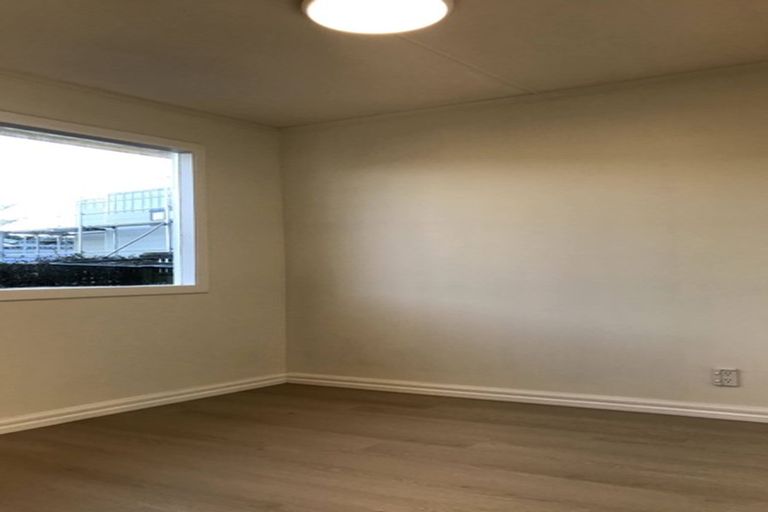 Photo of property in 21 Glanmire Road, Newlands, Wellington, 6037