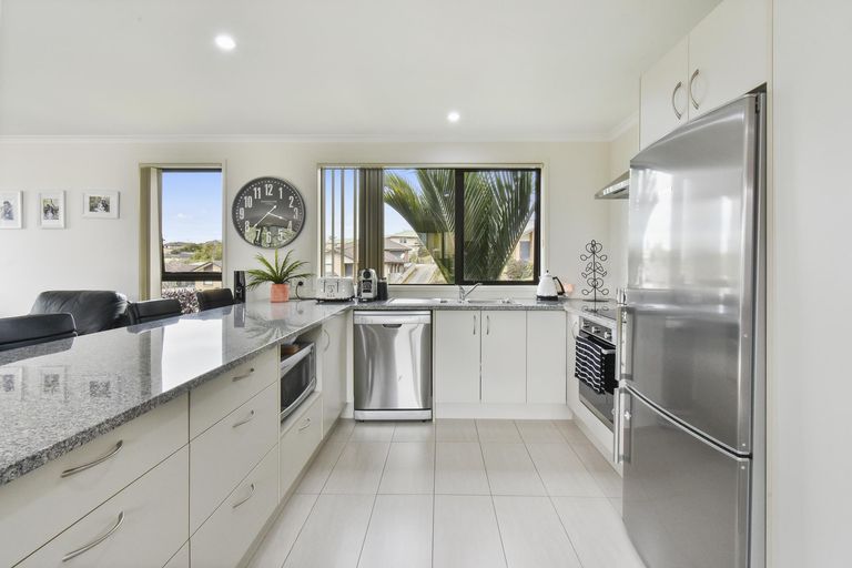 Photo of property in 6 Mcgowan Rise, Tuakau, 2121