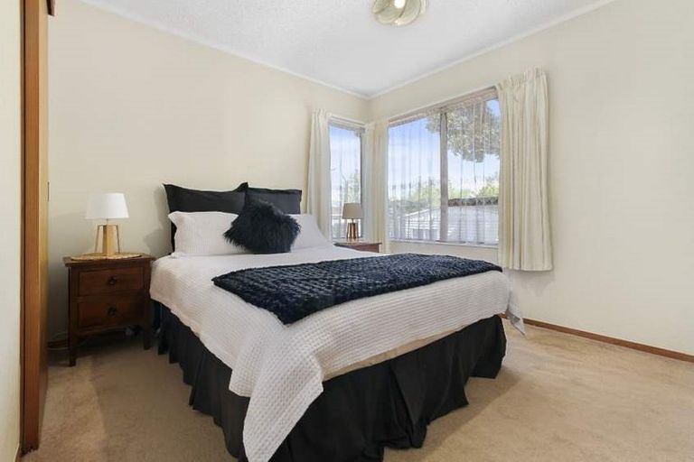 Photo of property in 4 Sunward Rise, Glenfield, Auckland, 0629
