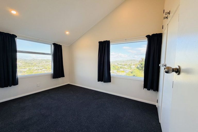 Photo of property in 10 Waiwera Crescent, Maupuia, Wellington, 6022