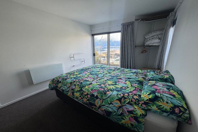 Photo of property in 46 Wynyard Crescent, Fernhill, Queenstown, 9300